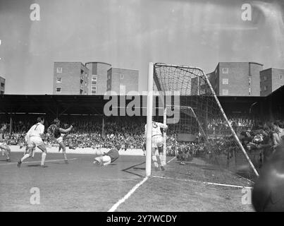 De gauche à droite en action lors du match d'aujourd'hui de Football League Division One entre West Ham et Manchester United sont John Connelly de Manchester (n ° 7) ; John Sissions de West Ham et le gardien de Manchester United Harry Gregg . West Ham gagne le 3-2 .30 avril 1966 Banque D'Images