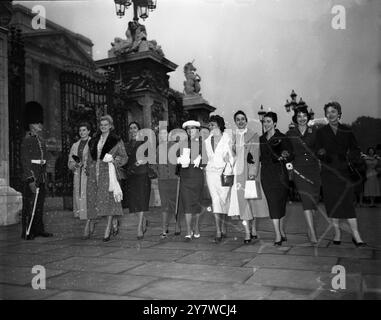 Les concurrents du concours Miss monde passent devant le palais de Buckingham lors d'une visite touristique de Londres. Les filles sont de gauche à droite Miss Finlande (Sirpa Helena Koivu) , Miss Suède ( Eva Brann ) , Miss Italie ( Angela Postaluri ) , Miss Egypte ( Norma Dugo ) , Miss Afrique du Sud ( Norma Vorster ) , Miss Israël ( Rina Weiss ) , miss danemark ( Anne Rye Nielsen ) , Miss Angleterre ( Iris Waller ) , Miss Gemany ( Petra Schurmann ) et Miss Islande ( Agusta Guomundsdottir ) le 9 octobre 1956 Banque D'Images