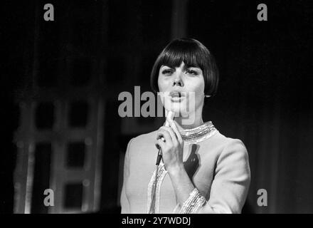 Mireille Mathieu lors des répétitions pour la Royal Variety Perfromance au London palladium le 13 novembre 1967 Banque D'Images