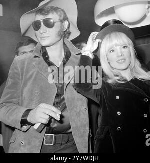 Paris : le chanteur pop français Johnny Hallyday avec Sylvie Vartan vient d'ouvrir une boutique à Paris . 13 avril 1967 Banque D'Images