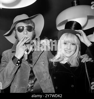 Paris : le chanteur pop français Johnny Hallyday avec Sylvia Vartan vient d'ouvrir une boutique à Paris . 13 avril 1967 Banque D'Images