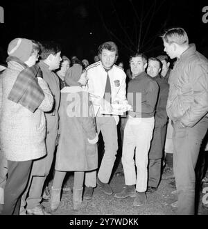 Grenoble , lors de la nuit alpine Monaco -Chambéry - Monaco - tour du Rallye de Monte Carlo popularl chanteur pop français Johnny Halliday ( centre ) . 20 janvier 1967 Banque D'Images