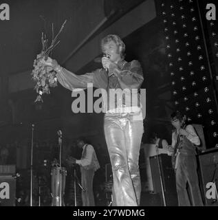 Paris : chanteur pop français Johnny Hallyday au Palais des Sport de Paris . 16 novembre 1967 Banque D'Images