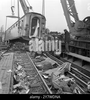 C'était la scène à la lumière du jour alors qu'un autocar naufragé a été dégagé de la ligne après l'accident de train à Hither Green Rescue Operation Are Are sur l'épave de l'accident de train Hastings - Charing Cross. Le train a sauté les lignes à Hither Green alors qu'il roulait à plus de 50 mph. Les derniers chiffres donnés sont que 51 personnes ont été tuées et 139 blessées. 6 novembre 1967 Banque D'Images