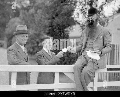 Epsom , Surrey . M. Tom Walls , acteur comique et producteur et entraîneur de chevaux de course , a joué le rôle de ' carrière ' dans une chasse au trésor automobile organisée par Mme Tom Walls en rapport avec une ' fantasie ' tenue au ' Durdans ' au profit de ' l'association Lest we Forget ' et des ' Ashtead Potters ' . On le voit ici déguisé . 10 juin 1933 Banque D'Images