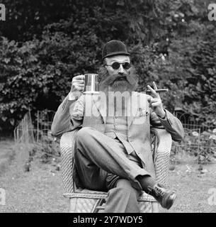 Epsom , Surrey . M. Tom Walls , acteur comique et producteur et entraîneur de chevaux de course , a joué le rôle de ' carrière ' dans une chasse au trésor automobile organisée par Mme Tom Walls en rapport avec une ' fantasie ' tenue au ' Durdans ' au profit de ' l'association Lest we Forget ' et des ' Ashtead Potters ' . On le voit ici déguisé . 10 juin 1933 Banque D'Images