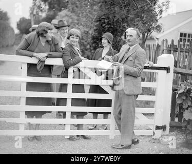 Epsom , Surrey . M. Tom Walls , acteur comique et producteur et entraîneur de chevaux de course , a joué le rôle de ' carrière ' dans une chasse au trésor automobile organisée par Mme Tom Walls en rapport avec une ' fantasie ' tenue au ' Durdans ' au profit de ' l'association Lest we Forget ' et des ' Ashtead Potters ' . Il est vu ici avec sa famille et ses amis. 10 juin 1933 Banque D'Images