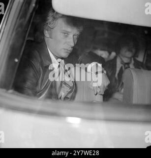 Versailles , Paris : le chanteur pop français Johnny Hallyday arrive à l'hôpital de Versailles pour rendre visite à sa femme Sylvie à l'hôpital après que sa voiture ait été impliquée dans un accident sur l'autoroute ouest . 13 avril 1968 Banque D'Images