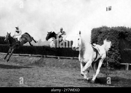 Le Callant est libre , mais n'interfère pas avec les leaders à la dernière clôture de la course de la Whitbread Gold Cup pour la première fois à la réunion de Sandown Park aujourd'hui ( samedi ) . Bien que Mme . K . Hennessy ' s Mandarin ( P . Madden , haut ) prend la dernière clôture en tête , il a dû concéder la première place à M. H . Draper ' s très obligé , qui le suit sur le saut le vainqueur , très obligé , est monté par J . East 27 avril 1957 Banque D'Images