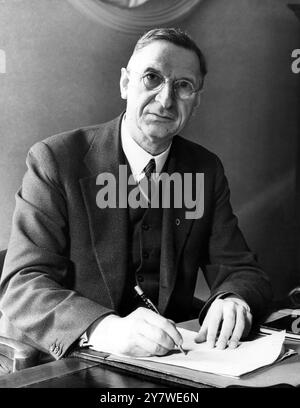 Eamon de Valera 8 septembre 1946 Un nouveau portrait d'Eamon de Valera, président de l'exécutif de l'Etat libre d'Irlande 1919-1922 et 1932-1937, aujourd'hui Taoiseach (premier ministre) d'Eire. Né à New York il y a 64 ans, il est le fils d'un artiste espagnol et d'un Irlandais, Catherino Coll de Co. Limerick. Il fait ses études à la Christian Brothers School et au Black College de l'Université nationale d'Irlande (dont il est chancelier). Condamné à mort pour son rôle dans le soulèvement de 1916, il est gracié par Amnesty, mais réincarcéré jusqu'à son évasion de Lincoln Gaol en 1919. Il était président de Banque D'Images