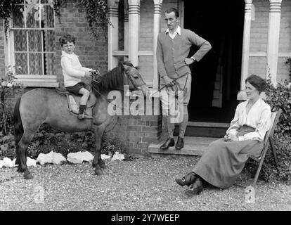 M. Tom Walls , qui entraîne des chevaux dans la journée et monte sur scène la nuit , avec sa femme et son fils . Il est , entre autres , jockey , comédien , entraîneur de chevaux de course et pugiliste . 21 mars 1923 Banque D'Images