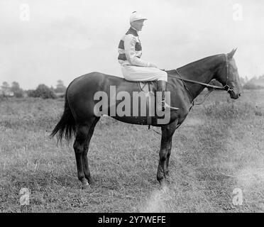 M. Tom Walls , l'acteur comique et entraîneur de chevaux de course, monte sur son cheval Rinaldo. années 1920 Banque D'Images