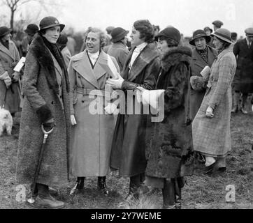 Regarder le Bullingdon Club point à point courses à Stratton Audley , Oxfordshire , Mme Hamilton Russell ( à gauche ) et amis . 1935 Banque D'Images