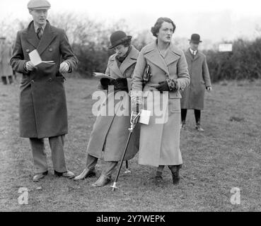 Regarder le Bullingdon Club point à point courses à Stratton Audley , Oxfordshire , Mr K Crawley , Miss Anstice Crawley et l'honorable Doreen Gibbs . 1935 Banque D'Images