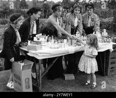 Wilmington Church Fete . Guides filles sur leur stand vendant du chocolat et des bonbons. Le premier client était la petite Wendy Peck de 3 ans. - - Septembre 1959 Banque D'Images