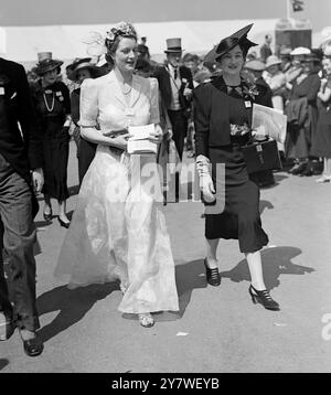 A la réunion de course Royal Ascot , 1er jour - Mlle Auriol Harbord . 1938 Banque D'Images