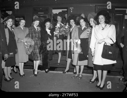 En quittant Waterloo pour New York en train de bateau sont de gauche à droite : Margaret Mullins , George Clifford , Grace Woods , Valerie Cox , Lucie Clayton , Morna Howard , Margaret Allworthy , Mme Kitty Clayton , Jane Lynch . 5 novembre 1946 Banque D'Images