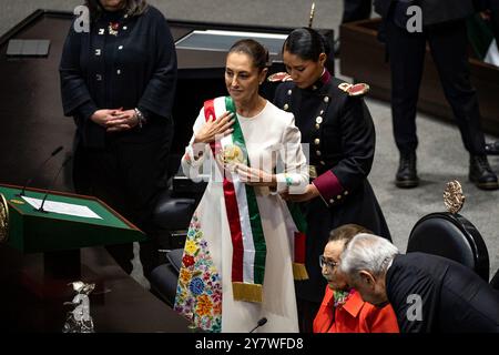 Mexiko Stadt, Mexique. 1er octobre 2024. Claudia Sheinbaum reçoit une ceinture présidentielle lors de son investiture en tant que nouvelle présidente du Mexique au Congrès. Pour la première fois dans l'histoire du Mexique, une femme dirige le pays latino-américain. Crédit : Felix Marquez/dpa/Alamy Live News Banque D'Images