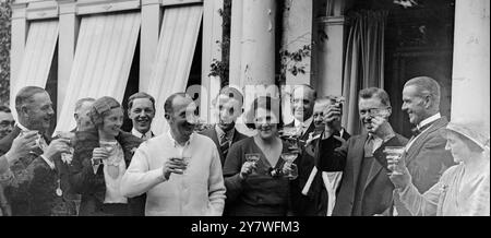 L'acteur , M. Tom Walls et ses amis toast ' avril le cinquième ' son cheval de course , après sa victoire dans le Derby de 1932 , à la maison de M. Walls à Ewell , Surrey . 1932 Banque D'Images