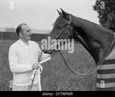 L'acteur bien connu , M. Tom Walls avec son cheval de course et vainqueur de Derby , ' April the Fifth ' , à leur domicile , Ewell , Surrey . 1932 Banque D'Images