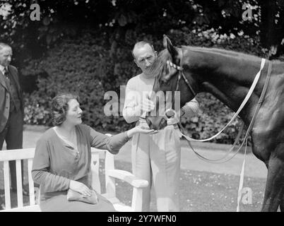 M. et Mme Tom Walls avec leur cheval de course , le vainqueur du Derby , ' avril le cinquième ' chez eux à Ewell . 1932 Banque D'Images