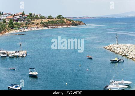 Plage et port de Nea Fokaia. Halkidiki, Grèce Banque D'Images