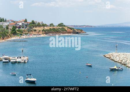 Plage et port de Nea Fokaia. Halkidiki, Grèce Banque D'Images