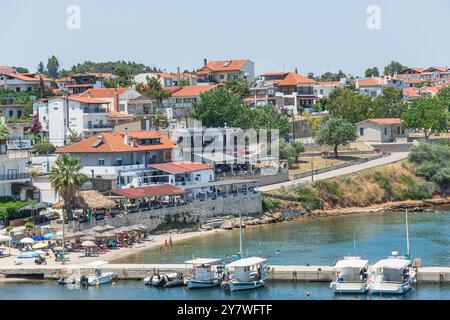 Plage et port de Nea Fokaia. Halkidiki, Grèce Banque D'Images