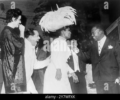 New York : depuis que Pearl Bailey a pris le rôle principal dans la compagnie All - black de la comédie musicale à succès 'Hello Dolly', il a été de coutume pour toutes les célébrités dans le public de monter sur scène . - Louis ' Satchmo ' Armstrong voyant le spectacle et a été invité sur scène également sur scène était l'actrice Jane Russell dans un mini et Hello Dolly co star Cab Calloway , deuxième à partir de la gauche . - 16 décembre 1967 Banque D'Images