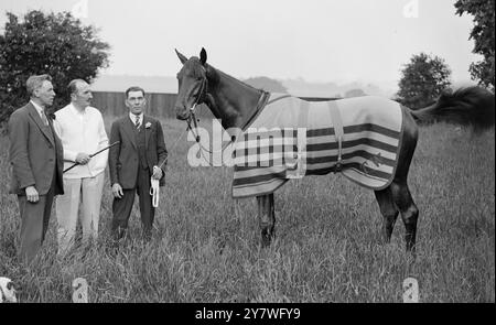 L'acteur , M. Tom Walls et son cheval de course , le vainqueur du Derby , ' avril le cinquième ' à leur domicile à Ewell , Surrey . 1932 Banque D'Images