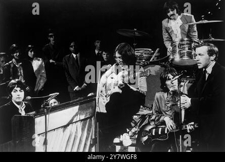 Les Beatles jouent dans l'émission de télévision David Frost avec David Frost à l'extrême droite. 10 septembre 1968 Banque D'Images