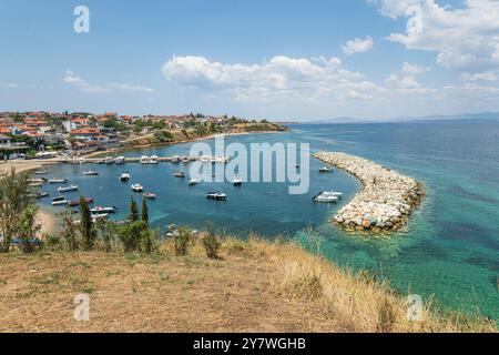 Plage et port de Nea Fokaia. Halkidiki, Grèce Banque D'Images