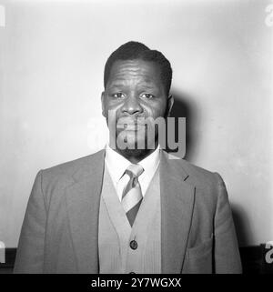 Londres, M. Oliver Tambo, vice-président général du Congrès national africain vu ici lors d'une réunion Christian action. 11 mai 1960 Banque D'Images