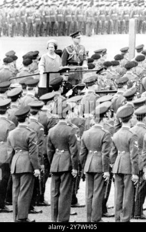 Sennelager , W . Allemagne : la Reine Elizabeth II et le Prince Philip , debout dans un Land rover , examinent les chars britanniques dans le Sennelager sont aujourd'hui , lors de leur visite d'Etat en Allemagne . Environ 8 , 000 officiers et hommes ont été examinés par la Reine et surveillés par une foule de 7 , 000 . Plus de 300 véhicules blindés et camions étaient dans le rouleau - passé. 26 mai 1965 Banque D'Images