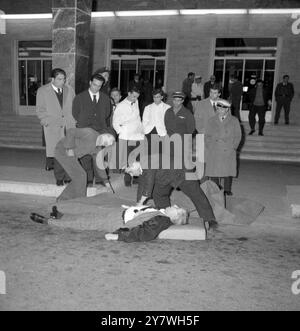 Le corps de Charles ' Lucky ' Luciano repose à l'endroit où il est mort d'une crise cardiaque. Naples, aéroport de Capodichino - 26 janvier 1962 Banque D'Images
