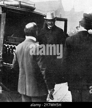 Appréciant manifestement la perspective de surprendre le pays avec un nouveau plan , M. Lloyd George arrivant à Swindon pour son discours annonçant un ministère des terres . 1er novembre 1913 Banque D'Images