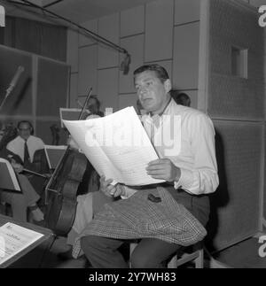 GENE Barry : 14 juin 1919 - 10 décembre 2009 , acteur et chanteur américain , vu ici lors d'une session d'enregistrement à ATV House à Londres GT Cumberland place pour enregistrer un single de disque . 20 mai 1965 Banque D'Images