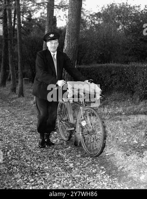 Le facteur Frederick Smith est photographié en train de faire sa dernière livraison le dernier jour de son travail avant de prendre sa retraite. 12 novembre 1959 Banque D'Images