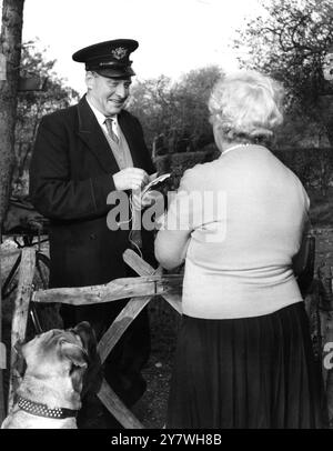 Le facteur Frederick Smith est photographié en train de faire sa dernière livraison le dernier jour de son travail avant de prendre sa retraite. 12 novembre 1959 Banque D'Images