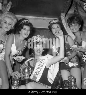 Une vague de Miss monde 1961 , Rosemarie Frankland du Royaume-Uni , après avoir été élue au Lyceum Ballroom de Londres. De gauche à droite Danemark Inge Jorgensen ; Carmen Cervera d'Espagne , Grace Li de Chine nad Michele Wargnier de France . 9 novembre 1961 Banque D'Images