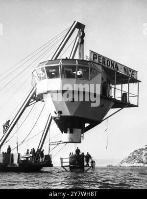 Vu dans la baie lors des opérations finales d'installation , est la partie de tête de l'île flottante du plongeur Jacques-Yves Cousteau , descendue sur le tunnel ancré au fond de la baie , Villefranche-sur-mur , France 17 janvier 1963 Banque D'Images