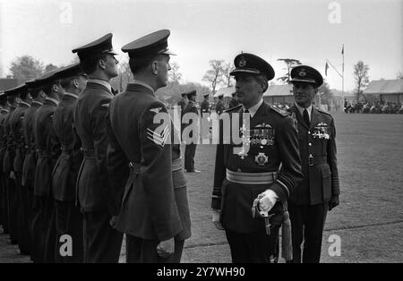 Stanmore Middlesex : Air Marshal Sir Frederick E Rosier, commandant en chef, Fighter Command discute avec le sergent Thomas H Wilkinson alors qu'il inspectait un défilé de 500 membres de la Royal Air Force lors des cérémonies marquant la dissolution du Fighter Command, au prieuré de Bentley près de Stanmore. - - 25 avril 1968 Banque D'Images