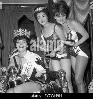 Sur la photo avec leurs trophées après le concours Miss monde 1961 au Lyceum Ballroom de Londres sont de gauche à droite : la gagnante de 18 ans Rosemarie Frankland , de 19 ans Grace le (Miss Free China) qui était deuxième et de 19 ans Michele Wargner de France qui était quatrième le 10 novembre 1961 Banque D'Images