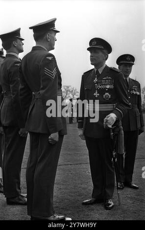 Stanmore Middlesex : le maréchal de l'air Sir Frederick E Rosier, commandant en chef RA, Fighter Command discute avec le sergent Thomas H Wilkinson alors qu'il inspectait un défilé de 500 membres de la Royal Air Force lors des cérémonies marquant la dissolution du Fighter Command au prieuré de Bentley près de Stanmore. 5 avril 1968 Banque D'Images