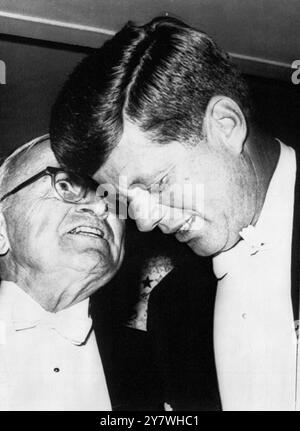 Le président John Kennedy et l'ancien président Harry S Truman sont vus en conversation étroite à l'hôtel Mayflower section du bal inaugural tard le 20 janvier 1961 Banque D'Images