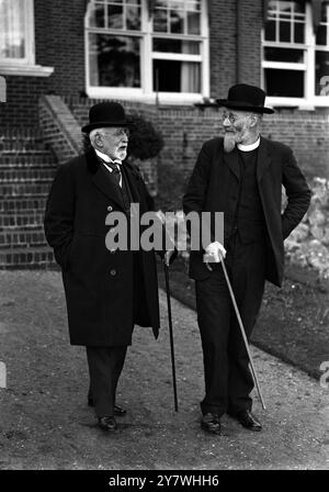 Oxford Group House Party à l'hôtel Burlington , Bournemouth Sir Evan Spicer (à gauche) et Canon B H Streeter (Provost of Queen's College Oxford) vers 1933-37 Banque D'Images