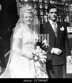 Mariage à la chapelle de l'église d'Écosse Manse de St Columba ' s dans Lennox Gardens , Chelsea entre Mlle Angela Lansbury , petite-fille de feu M. George Lansbury M . P . Et Peter Shaw irlandais né acteur. Entretien effectué par Dr R . F . V . Scott . Escortée par son frère Edgar, âgé de 20 ans, un de jumeaux. 12 août 1949 Banque D'Images
