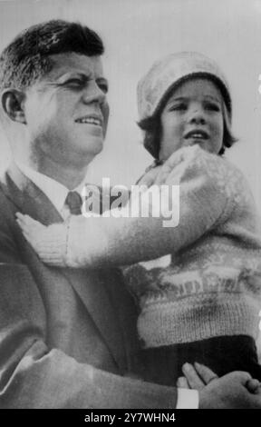 Hyannis Port , Mass. : le sénateur John Kennedy , aujourd'hui élu président des États-Unis , est vu ici sur la pelouse de sa maison avec sa fille Caroline . 9 novembre 1960 Banque D'Images