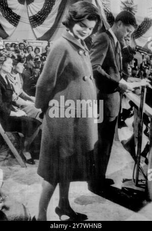 Hyannis Port , Mass. : le sénateur John Kennedy , aujourd'hui élu président des États-Unis , est vu ici donner son discours d'acceptation son premier message . Avec sa femme Jacqueline (qui attend un bébé ) debout à ses côtés . 10 novembre 1960 Banque D'Images