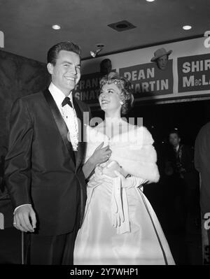 L'acteur Robert Wagner et son épouse, l'actrice Natalie Wood, vus lors de la première de Some came Running à Hollywood le 20 août 1959 Banque D'Images